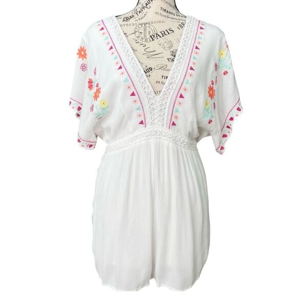 Jun & Ivy White Embroidered Floral V-Neck Short Sleeve Romper in Size Medium - Picture 2 of 16